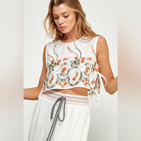 Dresses & Skirts - NWOT Flower Embroidered Cotton Top